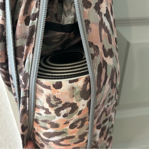 NWT Johnny Was Calme Leopard Yoga Mat & Carrying Bag - Picture 3 of 6